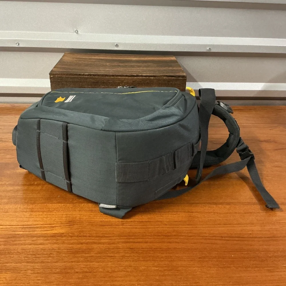 Mountainsmith Descent Black Nylon Sling Camera Pack Bag Adjustable Compartment